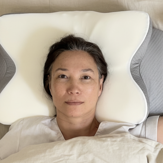 Elmira sur le dos sur l'oreiller SILK